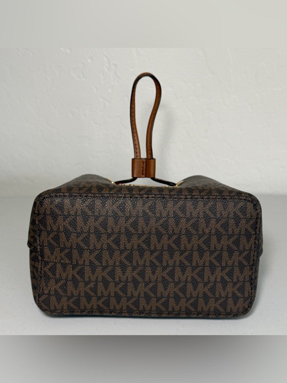 Michael Kors Suri Small Logo Bucket Bag - Picture 5 of 9